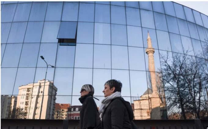 a-fshihet-pas-konservatorizmit-sfondi-fetar-i-“listes-per-familjen”?