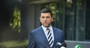 Krasniqi godet Qeverinë: Dhjetë herë e kanë shkel Kushtetutën, qerpiku nuk iu trembet krasniqi-godet-qeverine:-dhjete-here-e-kane-shkel-kushtetuten,-qerpiku-nuk-iu-trembet