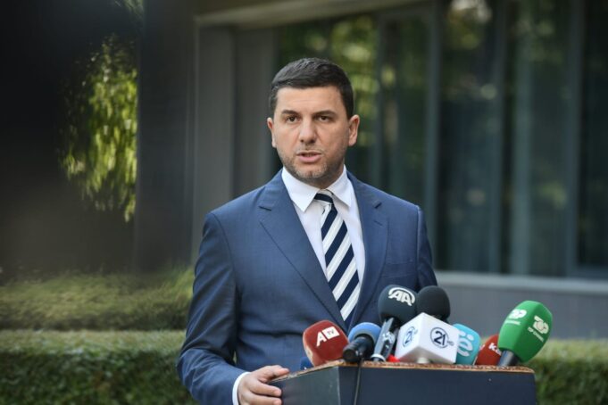 krasniqi-godet-qeverine:-dhjete-here-e-kane-shkel-kushtetuten,-qerpiku-nuk-iu-trembet