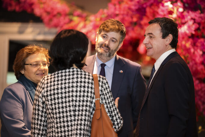 kurti-qe-3-dite-ne-poloni,-takon-“opinionberes”-e-“personalitete”