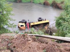Nxirret nga uji kamioni i rënë në lumin Ibër nxirret-nga-uji-kamioni-i-rene-ne-lumin-iber