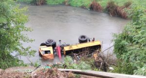 Nxirret nga uji kamioni i rënë në lumin Ibër nxirret-nga-uji-kamioni-i-rene-ne-lumin-iber