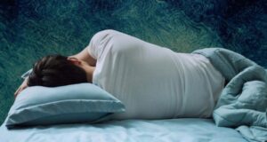 Dhimbje mesi – duhet të flini në këtë pozicion dhimbje-mesi-–-duhet-te-flini-ne-kete-pozicion