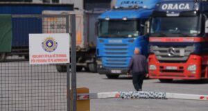 Pak kamionë me mallra serbe po hyjnë në Kosovë pak-kamione-me-mallra-serbe-po-hyjne-ne-kosove
